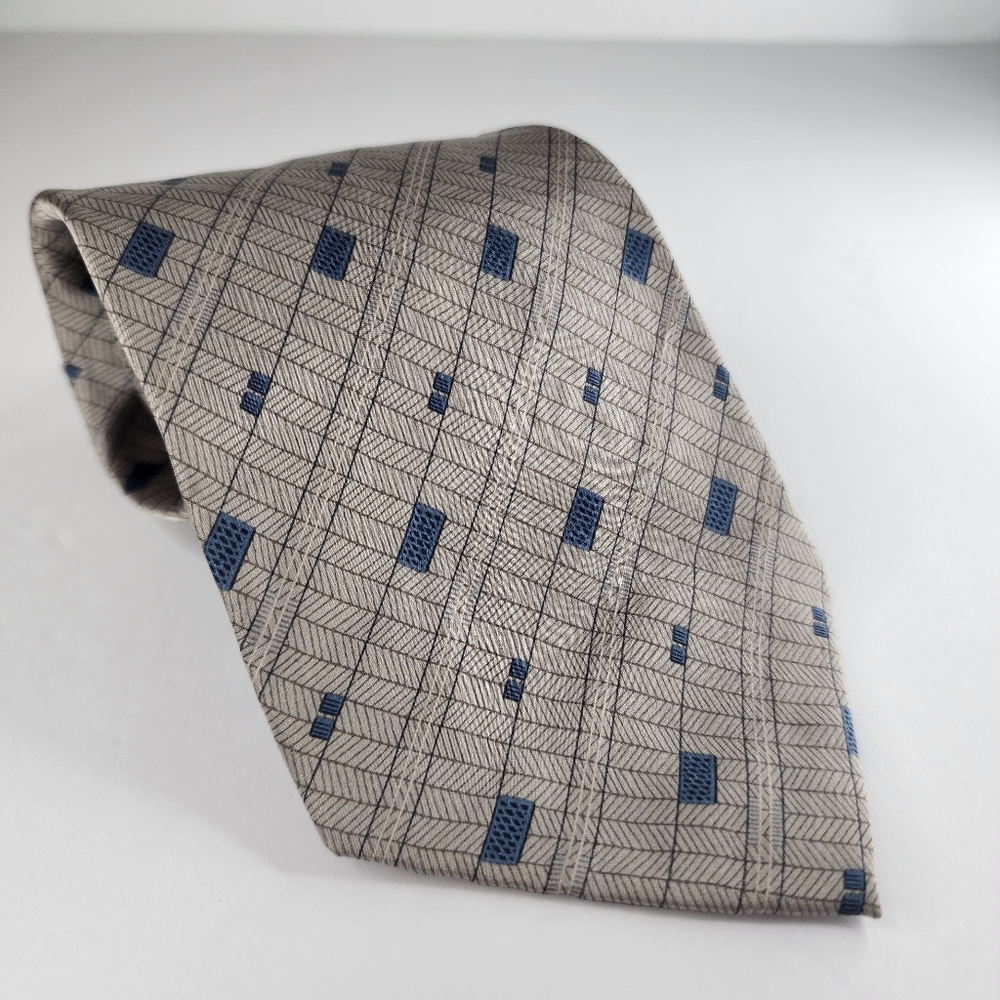 VAN HEUSEN Tan Silk Tie.